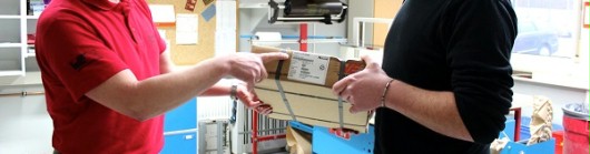 Verpackung und Versand uebergabe eines verpackten paketes